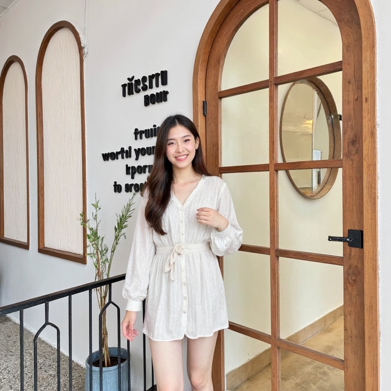 พร้อมส่ง ชุดเซตผ้าเปลือกไม้ เสื้อแขนยาวผ้าซีฟองระบายอกผูกโบว์อก+กางเกงกระโปรงเอวเรียบสม็อคหลังแต่งกระดุม A5852